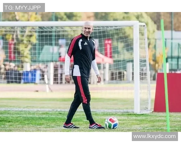 足球明星场上穿搭风格解析展现个性与实力的完美结合